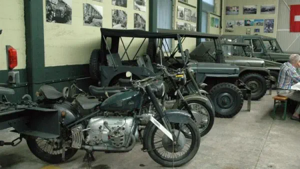 Alte Militärfahrzeuge in einer Halle