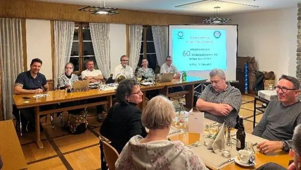 Le comité est assis à table