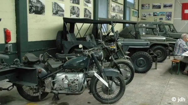 Alte Militärfahrzeuge in einer Halle