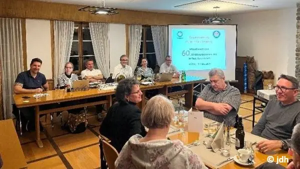 Vorstand sitzt am Tisch