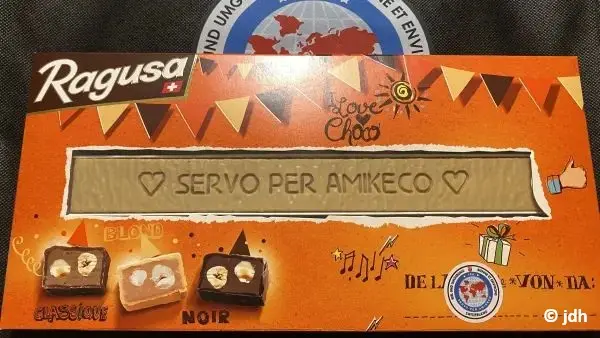 Grosse Ragusa-Schokolade mit Aufschrift Servo per Amikeco
