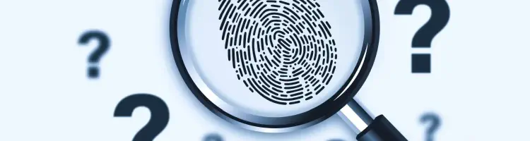Fingerabdruck durch Lupe anschauen