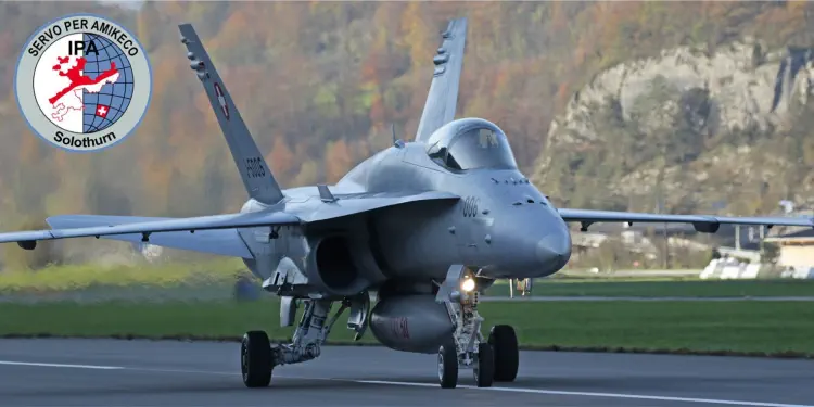 Kampfflugzeug FA-18 auf dem Flugplatz Meiringen