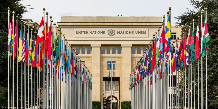 Gebäude der Vereinten Nationen in Genf mit den Landesflaggen im Vordergrund