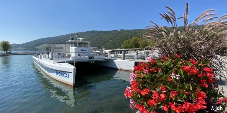 Catamaran de la BSG dans le port de Bienne