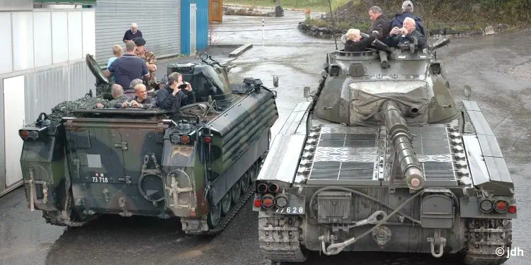 Vereinsmitglieder auf den Panzern